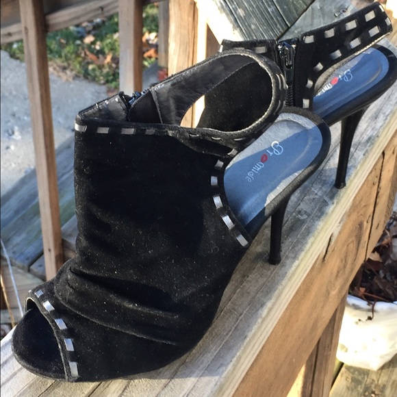 Promise Black Suede Hooded Heels SZ 8.5! EUC! - Picture 1 of 7